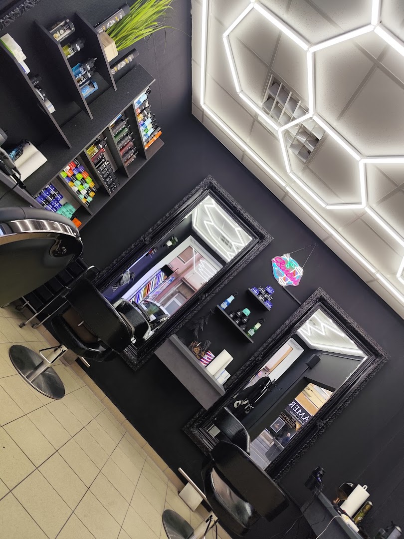 Innenraum von SHAHINO Friseur Salon Nürnberg mit Honeycomb-Licht